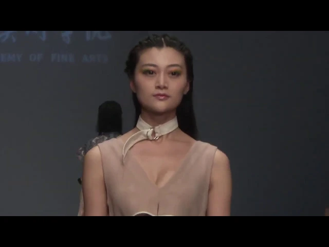 模特時尚時裝秀,美女一身白紗半透明,身材真是誘人,反正我是養眼了!
